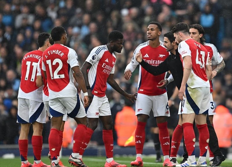 Arsenal thành công cầm hòa Man City dù thiếu người.