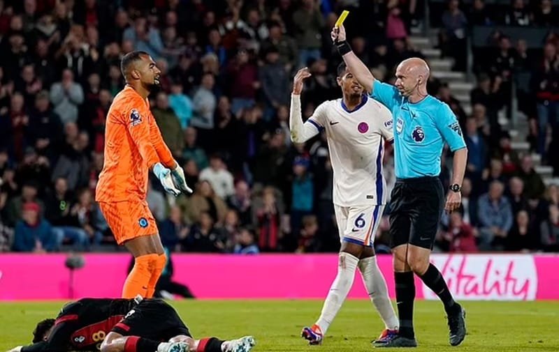 2 đội nhận 14 thẻ vàng