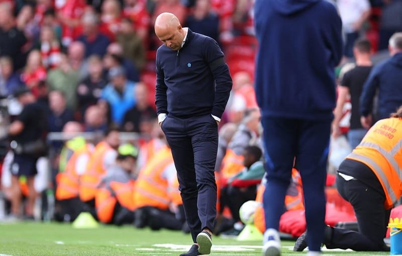 HLV Arne Slot không hài lòng với màn trình diễn của các học trò.