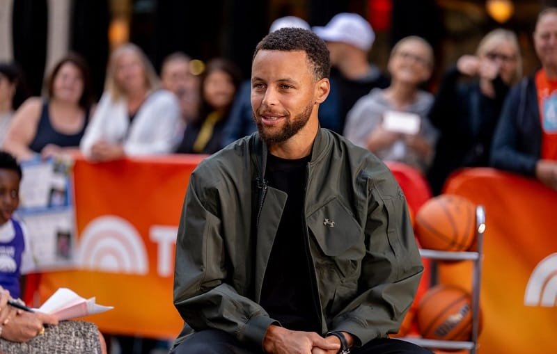 Stephen Curry là một trong những ngôi sao thể thao nổi tiếng nhất thế giới.