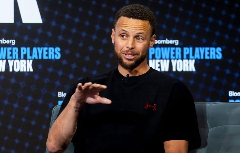 Stephen Curry thường dùng điện thoại trong giờ nghỉ.