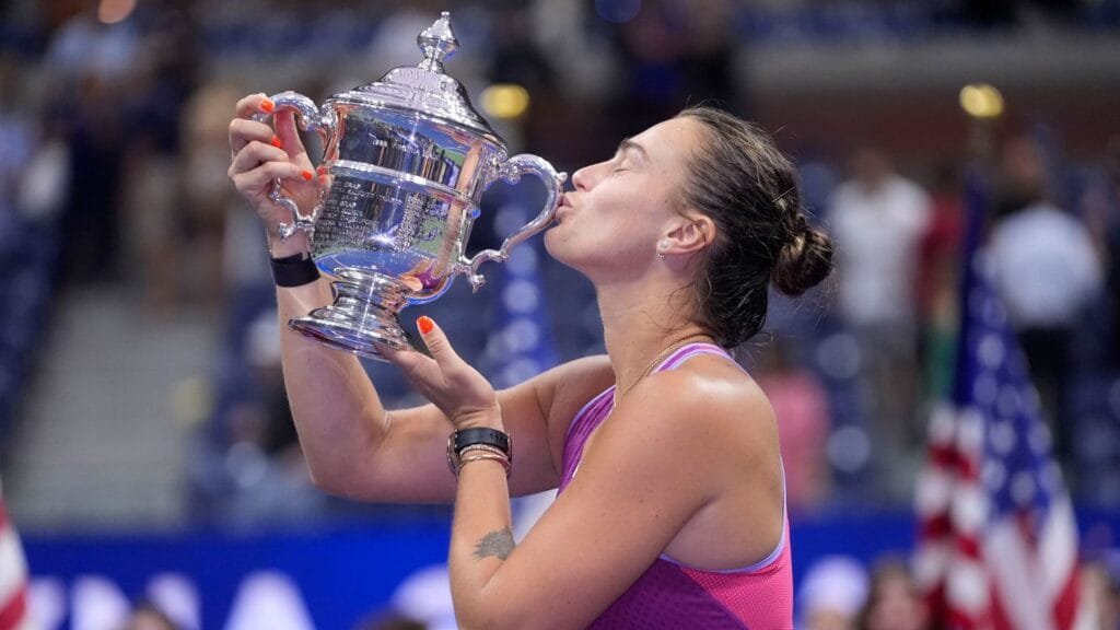 Sabalenka ăn mừng chiếc cúp vô địch US Open.