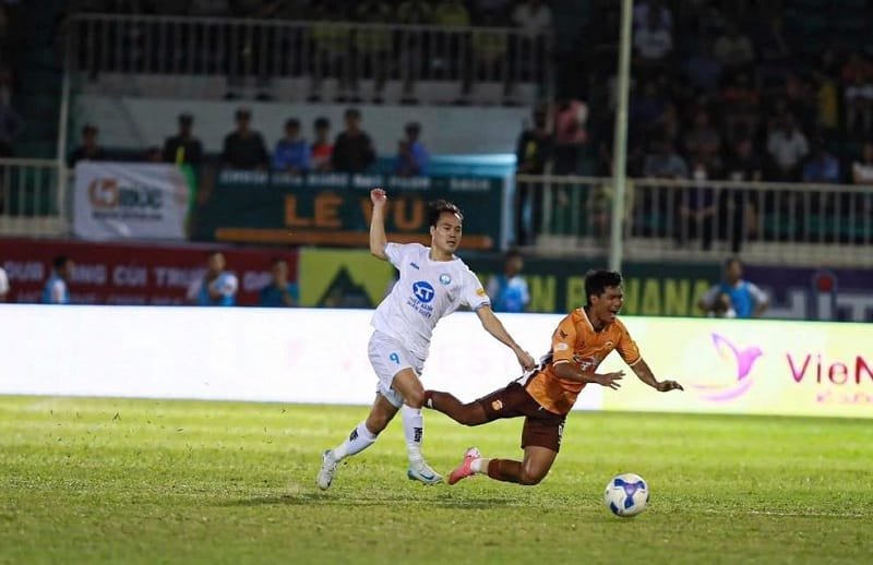 Nam Định (trắng) bất lực trong khâu ghi bàn vào lưới HAGL (Ảnh: CLB Bóng Đá LPBank Hoàng Anh Gia Lai).