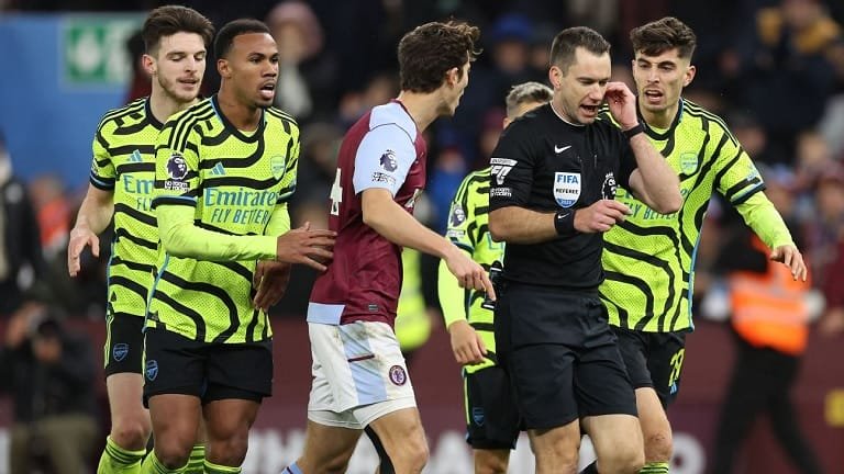 Trọng tài Jarred Gillett từng gây tranh cãi ở trận Arsenal vs Aston Villa mùa trước (Nguồn: ESPN)