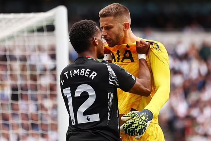 Timber túm áo Vicario.