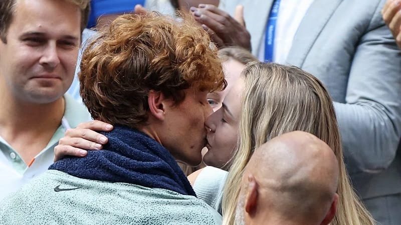 Khoảnh khắc hạnh phúc của Sinner và bạn gái