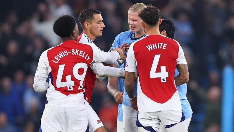 Arsenal suýt đánh bại Man City
