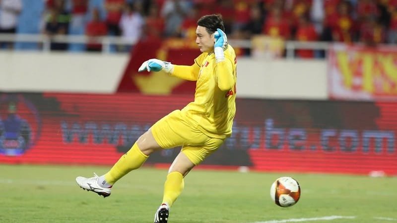 Văn Lâm xử lý đáng trách