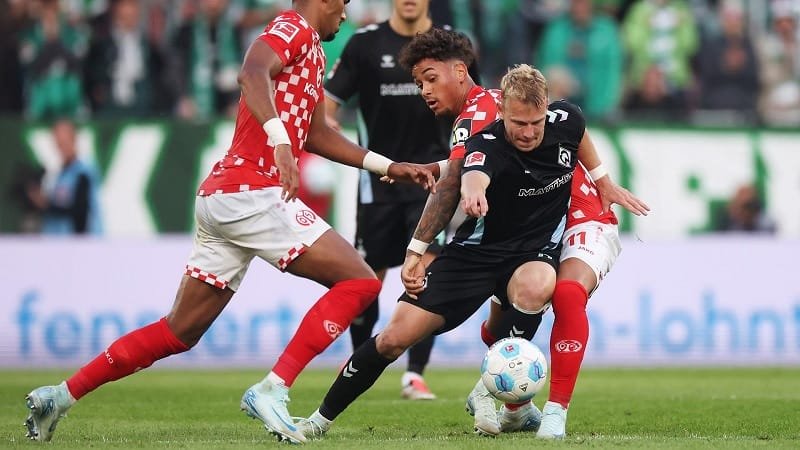 Bremen vừa hạ Mainz 05 trong thế thiếu người