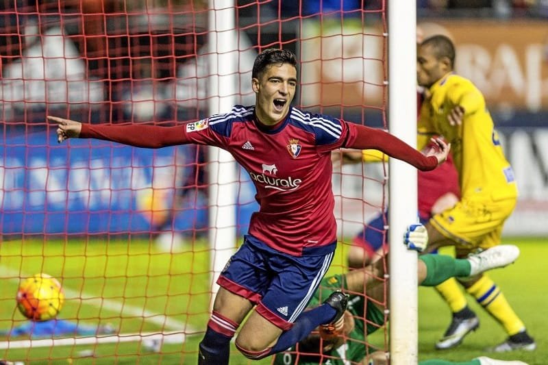 Merino ra mắt Osasuna và trở thành trụ cột khi mới 18 tuổi.