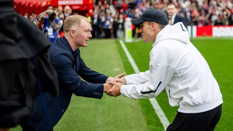 Manuel Ugarte chào hỏi Paul Scholes ở trận gặp Liverpool