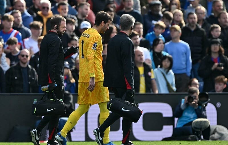 Alisson Becker rời sân sớm do chấn thương.
