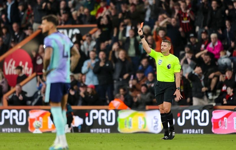 Arsenal nhận đến 3 thẻ đỏ sau 8 vòng đấu.