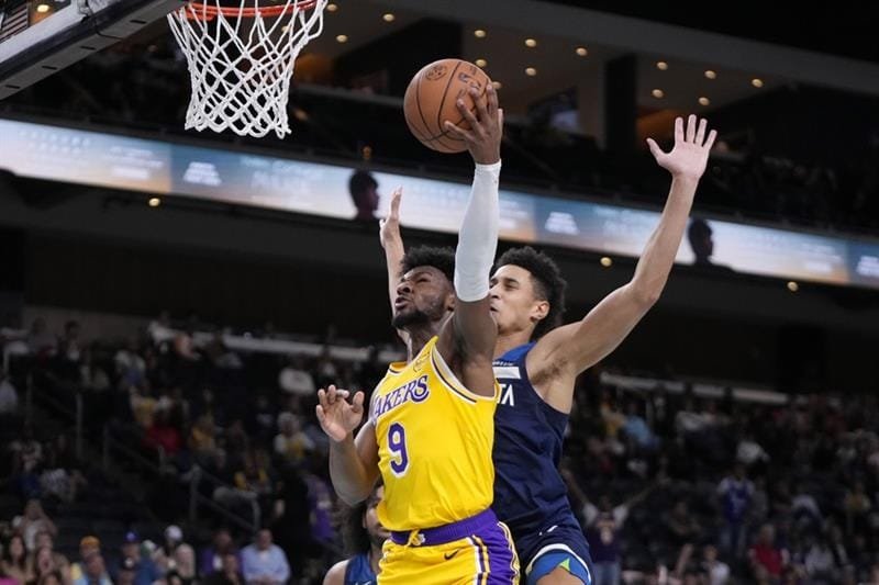 Bronny được cha động viên.