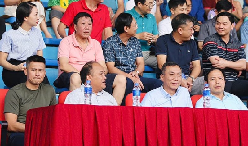 Lê Công Vinh (ngoài cùng bên trái) dự khán trận đấu giữa Hòa Bình và Bình Phước (Ảnh: Đức Cường).