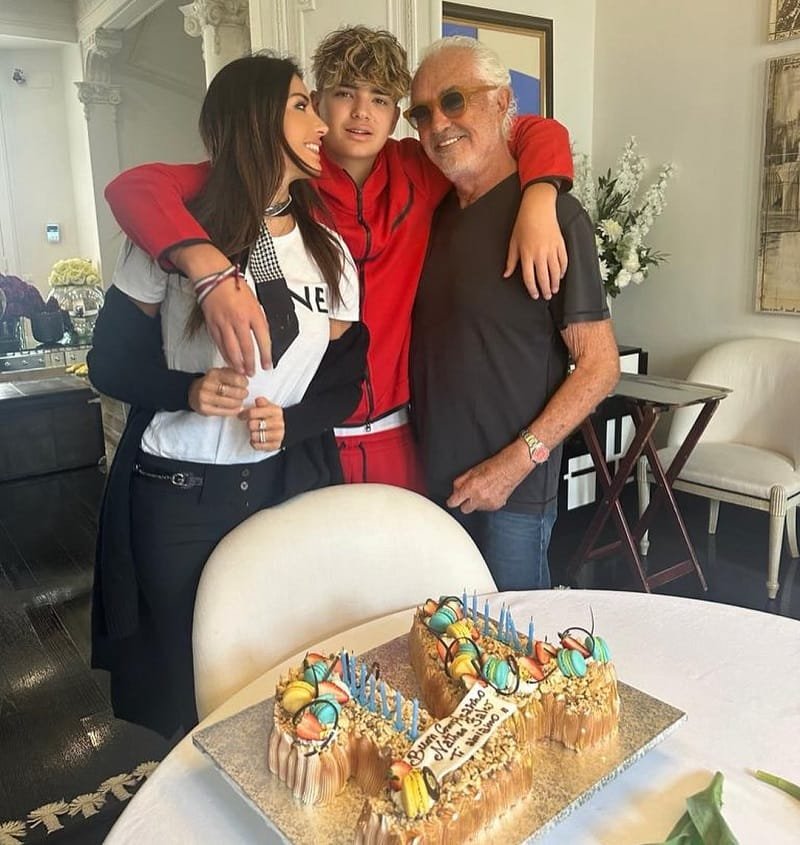 Cặp đôi hội ngộ nhân ngày sinh nhật con trai