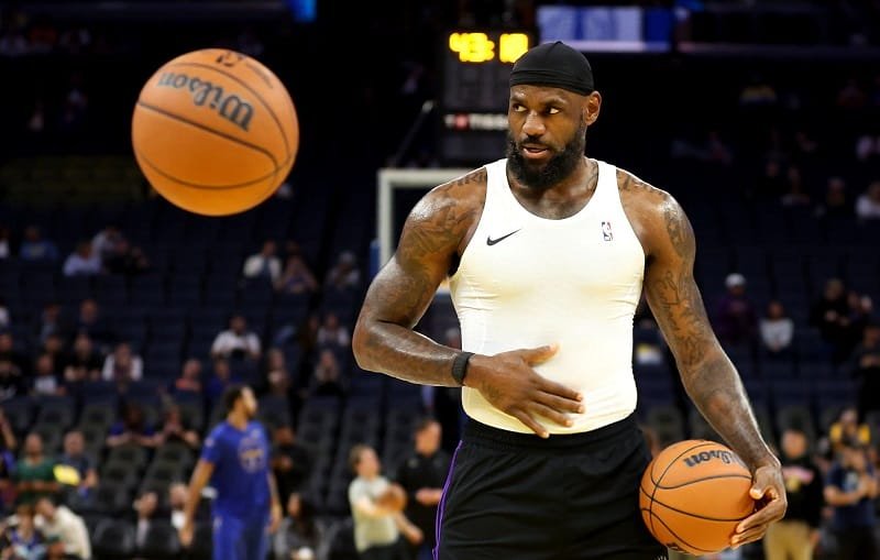 LeBron James vẫn chơi tốt dù gần 40 tuổi.