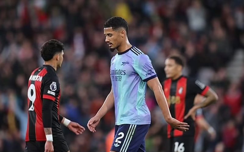 Saliba trở thành cầu thủ thứ ba của Arsenal bị đuổi khỏi sân trong mùa giải này.