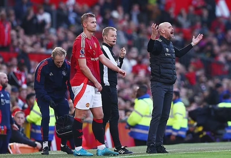 De Ligt đổ máu đầu.