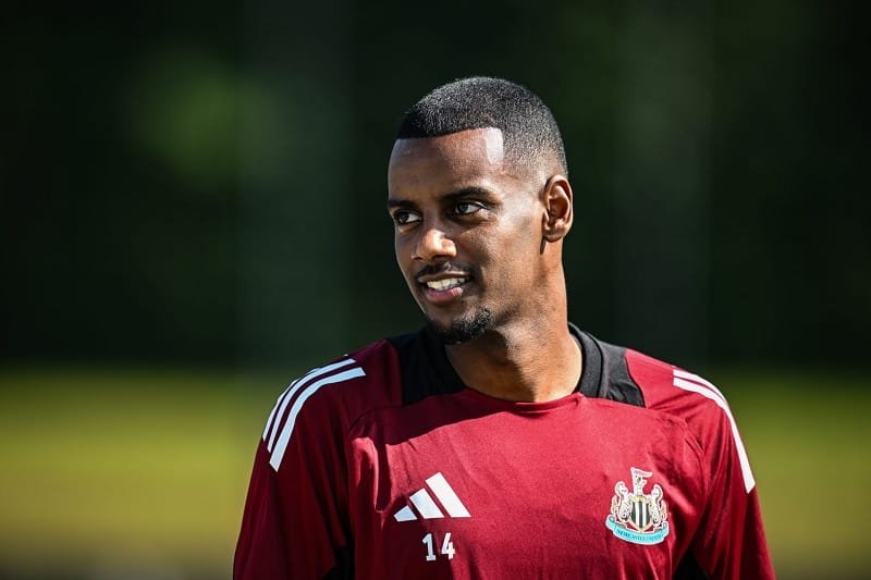 Pennant tin rằng Isak phù hợp với Arsenal