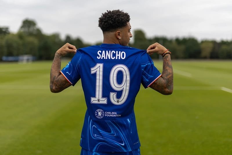 Sancho khoác áo số 19 tại Chelsea
