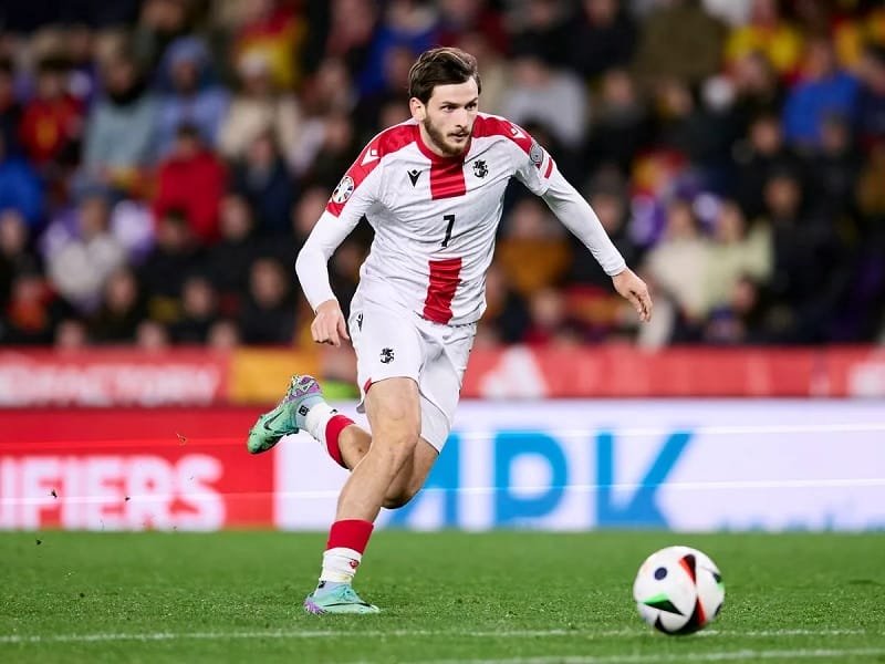 Kvaratskhelia là mẫu cầu thủ chạy cánh nghịch chân