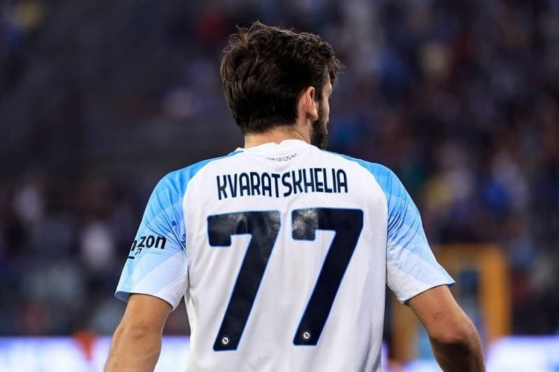 Kvaratskhelia với số áo 77 tại Napoli