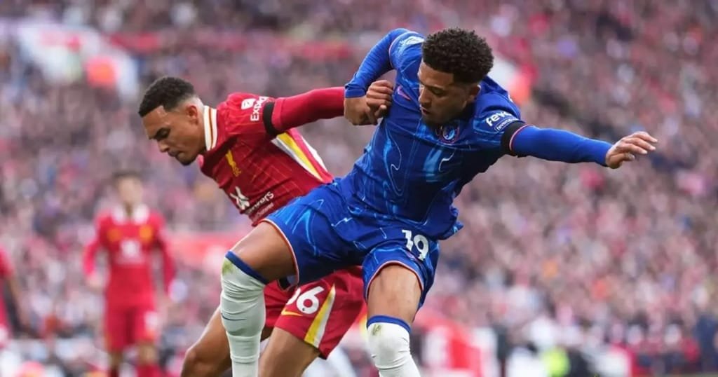 Sancho bị Alexander-Arnold phạm lỗi trong vòng cấm