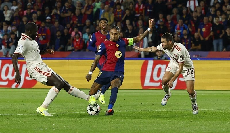 Raphinha làm khổ đội bạn