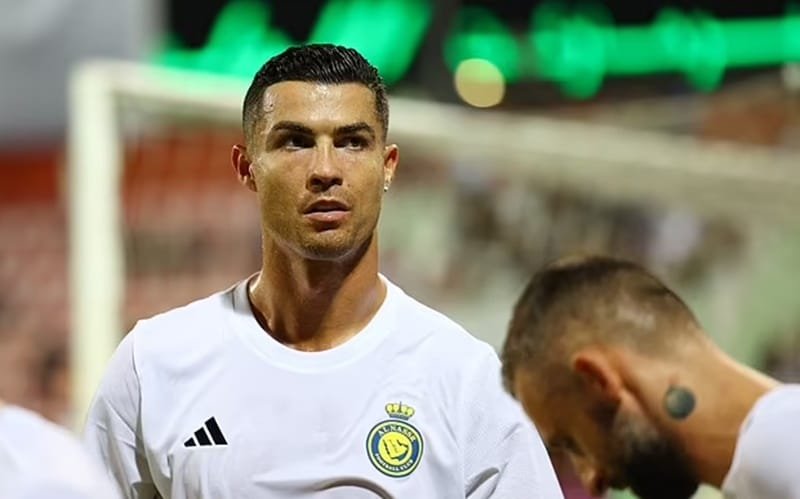 Ronaldo chăm sóc bạn gái bị bệnh.