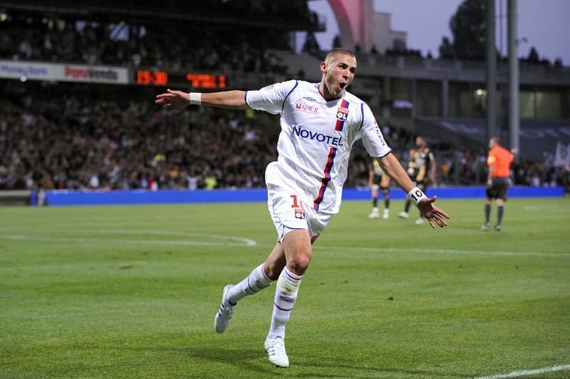 Benzema gây ấn tượng mạnh và khiến học viện của Lyon phát cuồng.