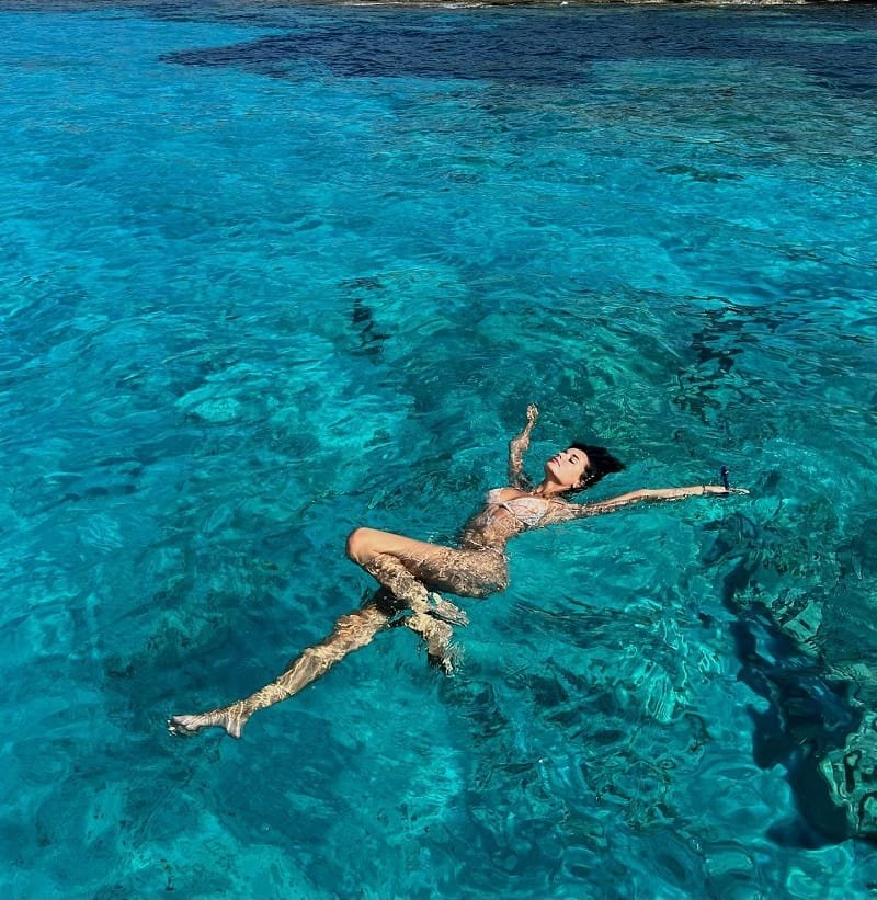 Estelle Behnke thường xuyên du lịch