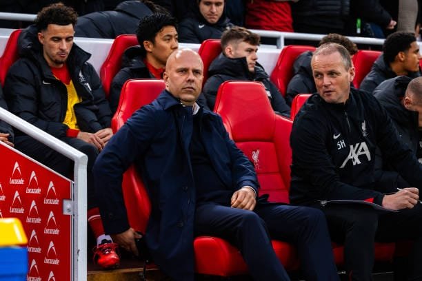 HLV Arne Slot cẩn trọng dù lên ngôi đầu