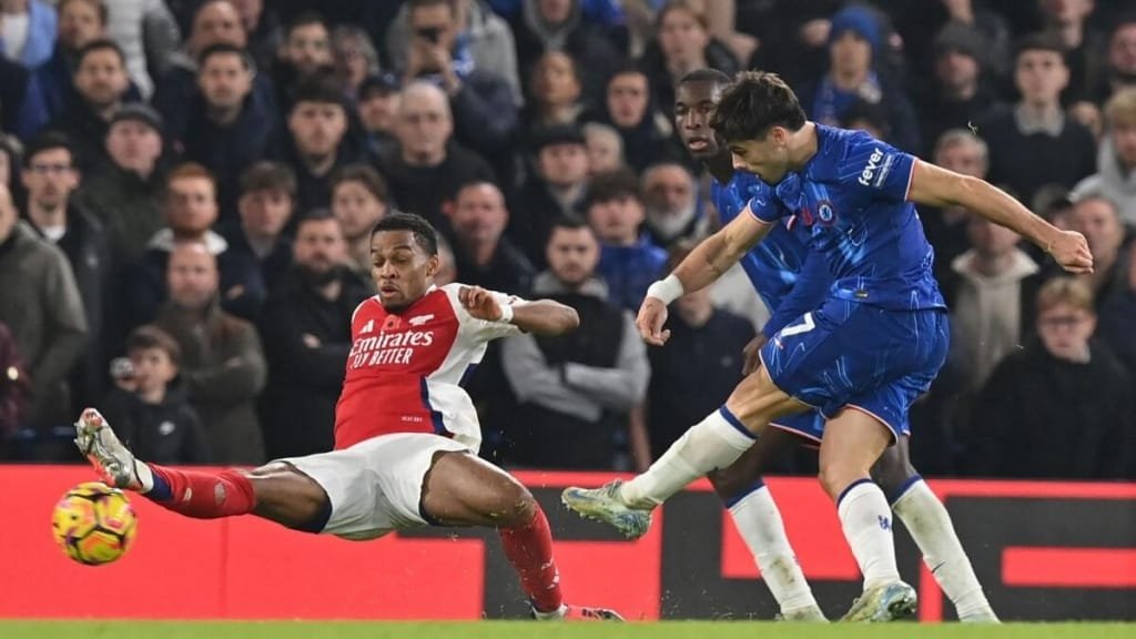 Pedro Neto ghi bàn vào lưới Arsenal