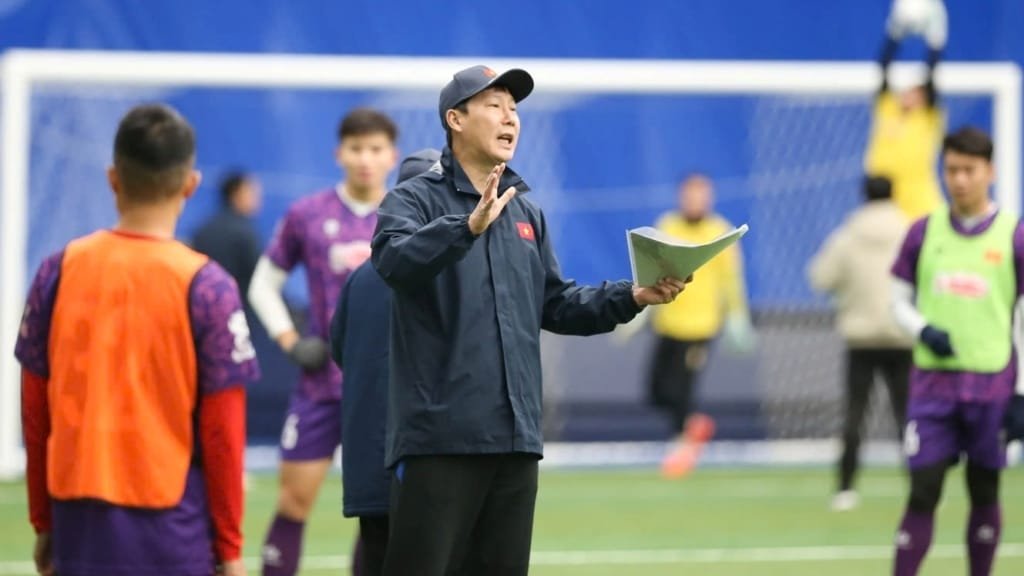 HLV Kim Sang-sik chỉ đạo các học trò