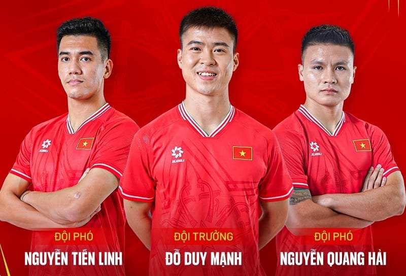 Duy Mạnh được trao tấm băng đội trưởng (Ảnh: VFF).