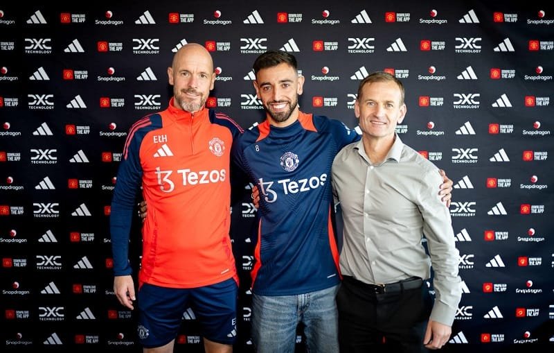 Dan Ashworth (phải) rời Man United sau chưa đầy nửa mùa giải.