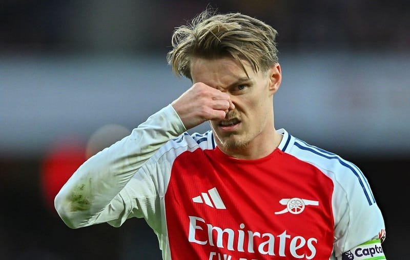 Odegaard phải rời sân sớm ở phút 62.