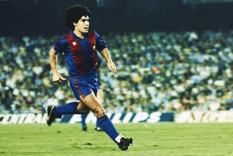 Huyền thoại Maradona trong màu áo Barcelona
