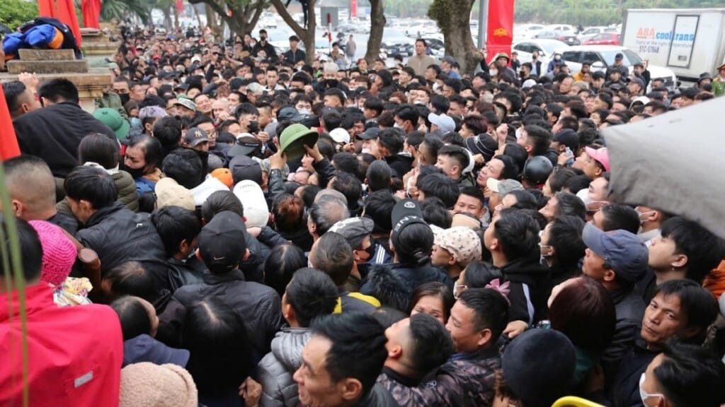 NHM đến từ rất sớm để tranh mua tấm vé trận bán kết lượt về