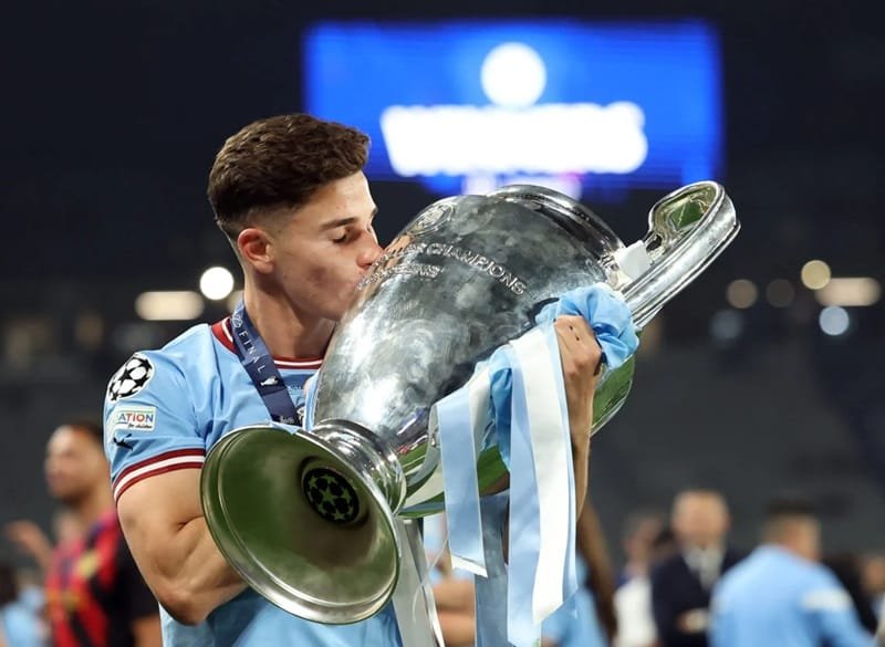 Alvarez cùng Man City giành cú ăn 3 mùa 2022/23