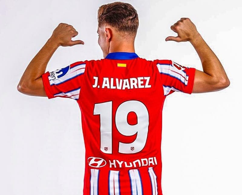 Alvarez với số áo 19