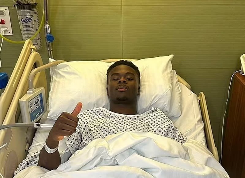 Saka đã phá vỡ sự im lặng về chấn thương của mình sau ca phẫu thuật gân kheo.