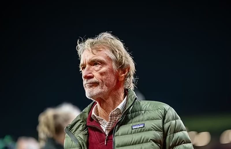 Sir Jim liên tục cắt giảm chi phí.