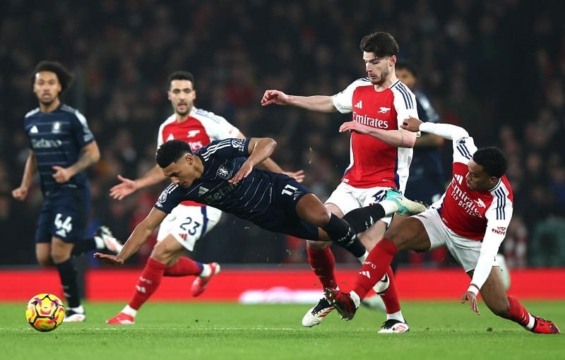 Arsenal bị Aston Villa cầm hòa dù dẫn trước 2 bàn.