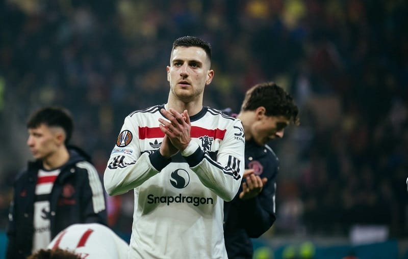 Dalot không ngại cạnh tranh suất đá chính với Dorgu.