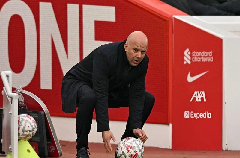 HLV Arne Slot cho rằng Man City sẽ mạnh hơn sau khi có thêm tân binh.