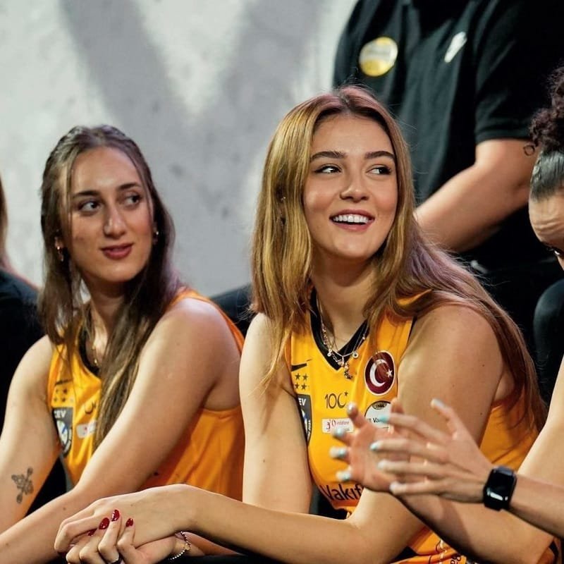 Zehra bên cạnh đồng đội