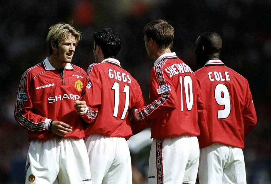 Trang phục Man United mùa giải 1998/99.