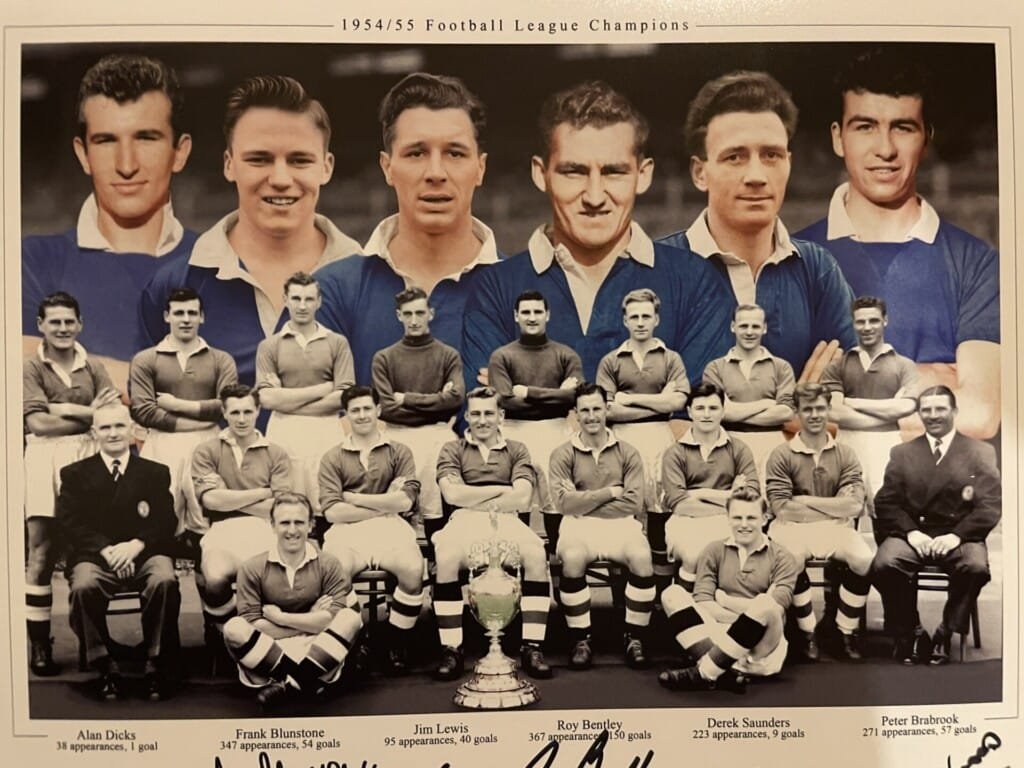 Chelsea lần đầu tiên vô địch bóng đá Anh mùa 1954/55.